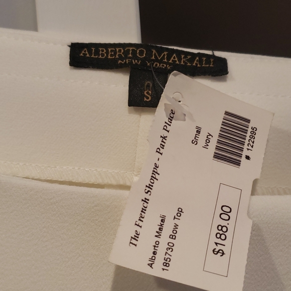 Beautiful tailored top - Picture 3 of 5